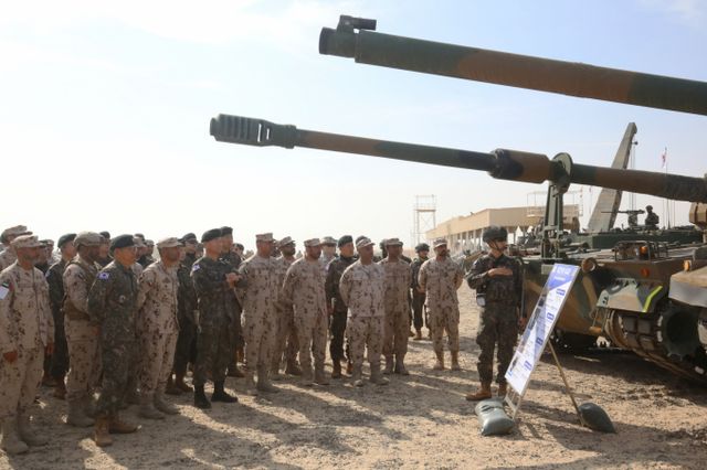 글로벌 방산 시장에서 K방산의 위상이 높아짐에 따라 유럽의 방산 주요국들과 업체들의 견제가 심해지고 있다. '국산 무기체계 성능시범 및 장비전시'간 현지연합훈련단 장병이 K9A1자주포와 K2전차에 대해 UAE 관계관들에게 설명하고 있다. /사진=육군 