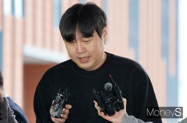 불법도박 혐의로 경찰 수사를 받아온 코미디언 이진호씨(39)가 검찰에 넘겨졌다. 사진은 지난해 10월 조사를 받기 위해 서울 강남경찰서로 출석한 이씨. /사진=임한별 기자