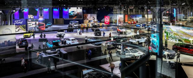 '2025년 뉴욕 국제 오토쇼'가 전세계 자동차 애호가 관심속에 화려한 막을 올린다. 사진은 지난 16일(현지시각) 미국 뉴욕에서 열린 뉴욕 국제 오토쇼 언론 프리뷰에서 취재진 및 차량 제조사 및 업계 관계자들이 부스를 둘러보는 모습. /사진=로이터