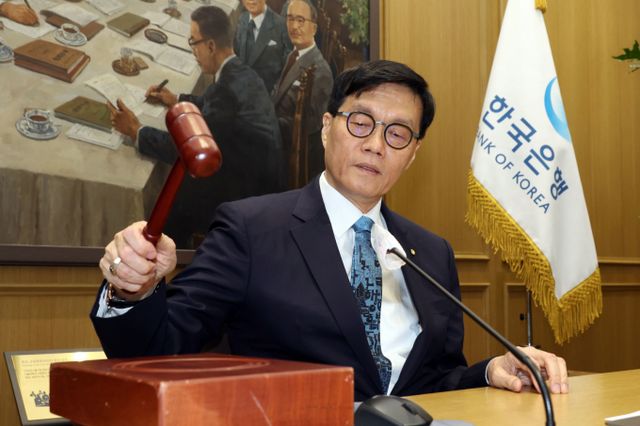  이창용 한국은행 총재가 17일 서울 중구 한국은행 본관에서 열린 금융통화위원회 본회의에서 개회를 선언하는 의사봉을 치고 있다. /사진=사진공동취재단