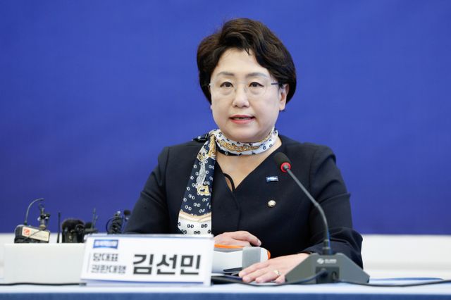 조국혁신당이 당원 투표를 거쳐 제21대 대통령 선거 후보를 내지 않고 진보 진영과 연대하겠다고 밝혔다. 사진은 지난 15일 서울 여의도 국회에서 열린 기자회견에 참석한 김선민 조국혁신당 대표 권한대행의 모습. /사진=뉴스1