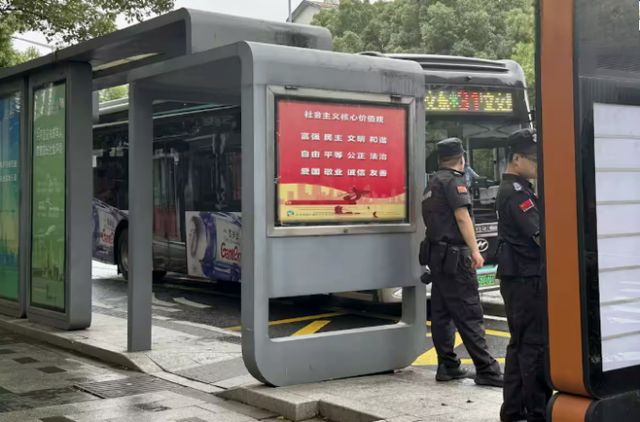 중국 당국이 흉기를 휘둘러 일본인 모자 등 3명을 사상한 사건에 대해 용의자인 중국인의 사형이 집행됐다고 밝혔다. 사진은 일본인 모자 절단 사건이 있다고 보여지는 버스 정류장의 모습. /사진=산케이신문 홈페이지 캡처
