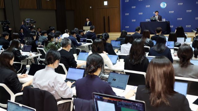  이창용 한국은행 총재가 17일 서울 중구 한국은행 본관에서 열린 통화정책방향 기자 간담회에서 취재진의 질문에 답하고 있다./사진-뉴시스