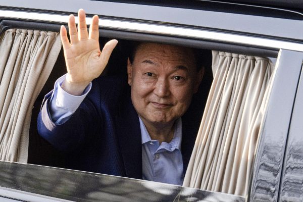 윤석열 전 대통령 부부가 아크로비스타 밖으로 나가는 움직임은 사저 복귀 7일째에도 보이지 않았다. 사진은 윤석열 전 대통령이 지난 11일 서울 서초구 아크로비스타 사저 앞에 도착해 지지자들을 향해 손을 흔들고 있는 모습. /사진=뉴스1(공동취재단)