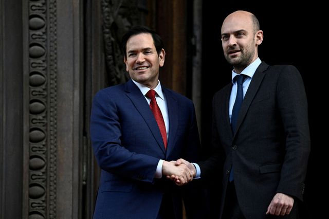 마코 루비오 미국 국무장관이 프랑스 파리에서 우크라이나와 유럽 동맹국들을 만나 종전 방안을 논의한 후 러시아에도 해당 내용을 전달했다. 사진은 루비오 장관(왼쪽)이 지난 17일(현지시각) 프랑스 파리 오르세 부두에서 장노엘 바로 프랑스 외무부 장관과 악수하는 모습. /사진=로이터