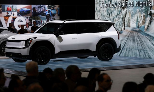 '2025년 뉴욕 국제 오토쇼'가 전세계 자동차 애호가 관심속에 화려한 막을 올린다. 사진은 지난 16일(현지시각) 미국 뉴욕에서 열린 뉴욕 국제 오토쇼 프레스 프리뷰에서 기아 EV9 나이트폴이 전시되어 있는 모습. /사진=로이터