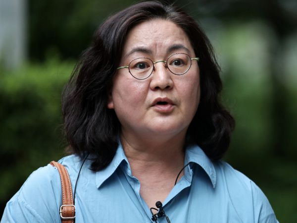 '재판 노쇼'로 피해를 입은 이기철씨가 권경애 변호사에 대한 억울함을 토로했다. 사진은 고(故) 박주원양 어머니 이기철씨가 지난해 9월11일 서울 서초구 서울지방변호사회관 앞에서 권경애 변호사에 대한 재징계 청구서 제출과 관련해 입장을 밝히는 모습. /사진=뉴스1