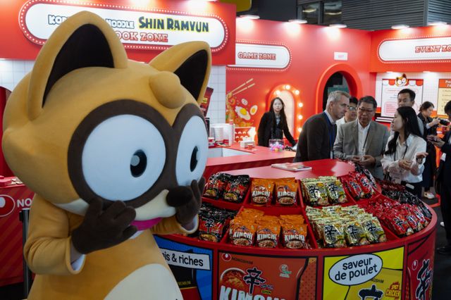프랑스 파리 포르트 드 베르사유(Porte de Versailles)전시관에서 ‘코리아 엑스포 2024’ 박람회가 열려 방문객들이 농심 부스를 체험하고 있다./사진=뉴스1