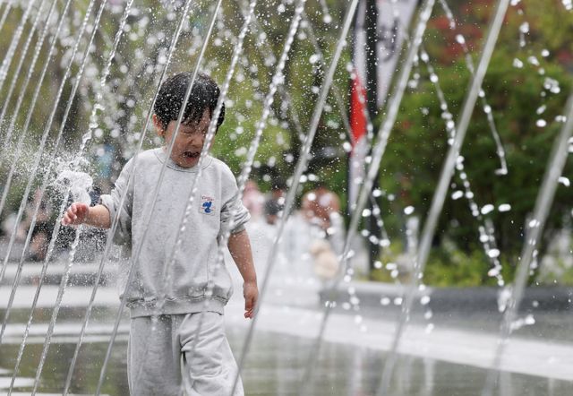 18일 전국이 초여름에 가까운 날씨를 보이고 일부 지역엔 미세먼지가 심할 것으로 보인다. 사진은 지난 17일 서울 종로구 광화문광장 터널분수에서 물놀이를 즐기는 어린이의 모습. /사진=뉴스1