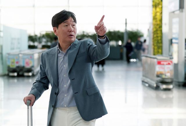 월드베이스볼클래식(WBC) 대표팀이 오는 11월 일본 대표팀과 평가전을 진행한다. 사진은 지난 2월20일 전력분석을 위해 출국하는 류지현 WBC 대표팀 감독의 모습. /사진=뉴스1