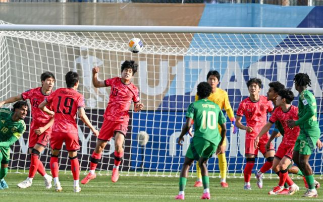 한국 남자 축구 17세 이하 대표팀이 아시아축구연맹 U17 아시안컵 4강에서 사우디아라비아에 패했다. 사진은 지난 17일(한국시각) 사우디아라비아 타이프 오카드 스포츠 클럽에서 열린 AFC U17 사우디아라비아와 대한민국의 경기 모습. /사진=아시아축구연맹(AFC) 제공