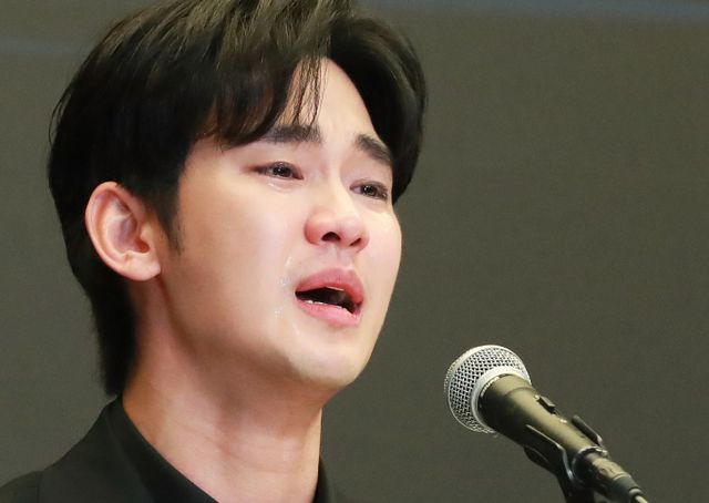  배우 김수현 측이 김새론 유족과 유튜브 채널 가로세로연구소 김세의 등을 상대로 낸 120억원 손해배상 청구 소송비 미납 의혹을 부인했다.사진은 지난달 31일 서울 마포구 상암동 스탠포드호텔에서 진행된 기자회견에서 사생활 논란에 대해 밝힌 배우 김수현. /사진=스타뉴스