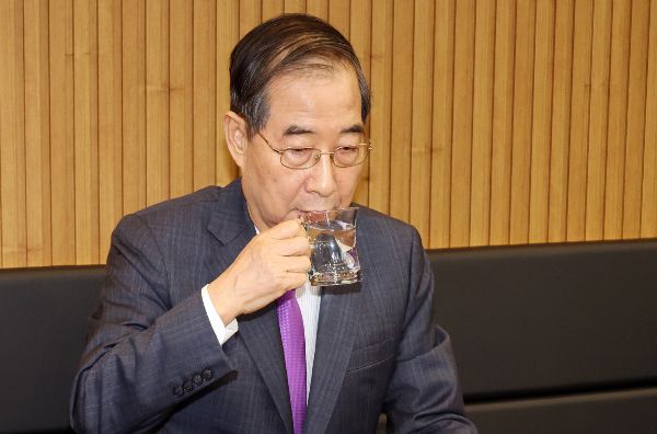 헌법재판소가 한덕수 대통령 권한대행 국무총리의 헌법재판관 임명 절차를 중단시키자 여야가 엇갈린 반응을 내놨다. 사진은 한덕수 대통령 권한대행 국무총리가 지난 16일 울산 뚠뚠이 돈가스에서 물을 마시는 모습. /사진=뉴시스