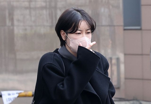  음주운전 및 불법 숙박업 운영 혐의를 받는 문재인 전 대통령 딸 문다혜씨의 선고가 오늘 나온다. 사진은 지난달 20일 서울 마포구 서울서부지방법원에서 열린 도로교통법 위반(음주 운전)·공중위생관리법 위반 혐의 첫 공판에 출석한 문 전 대통령 딸 문다혜씨. /사진=뉴스1