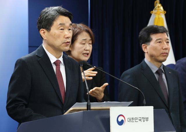 이주호 사회부총리 겸 교육부 장관이 의대생을 향해 조속한 복귀를 요청했다. 사진은 이 부총리가 17일 서울 종로구 정부서울청사에서 2026학년도 의대 모집인원 조정 방향 관련 브리핑을 하는 모습./뉴스1 