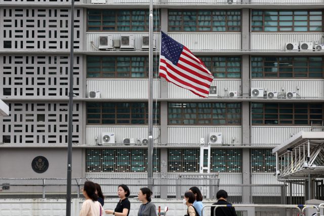 주한 미국대사관이 지난 16일 한 언론에서 미국 정부의 부산 영사관과 재외공관 27곳 폐쇄 방안 검토를 보도한 것에 대해 공식 발표된 것은 없다고 전했다. 사진은 지난해 9월11일 주한 미국대사관 청사 전경. /사진=뉴시스 
