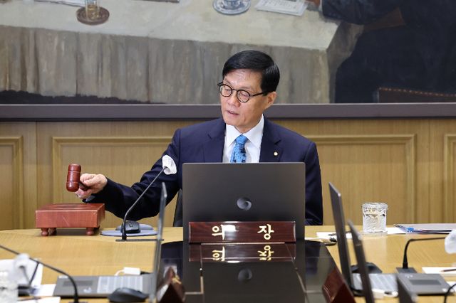 이창용 한국은행 총재가 17일 서울 중구 한국은행 본관에서 열린 금융통화위원회 본회의에서 의사봉을 두드리고 있다./사진=뉴시스