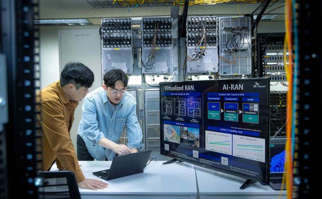 SK텔레콤은 글로벌 장비 제조사 삼성전자, 에릭슨(Ericsson), 노키아(Nokia) 등과 협력해 이동통신망 고도화를 위한 핵심 기술인 차세대 가상화 기지국을 상용 환경에서 실증하는데 성공했다. 사진은 SK텔레콤 구성원들이 분당사옥에서 네트워크 AI 관련 연구를 진행하는 모습. /사진=SK텔레콤 제공 