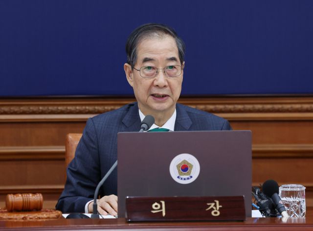 정부가 추가경정예산(추경)안을 12조원 규모로 확정하고 다음주 국회에 제출할 계획이다. 사진은 한덕수 대통령 권한대행 국무총리가 18일 정부서울청사에서 열린 추가경정예산안 심의 임시국무회의를 주재한 모습. /사진=뉴시스 