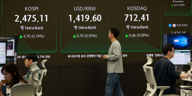 코스피가 상승세인 반면 코스닥은 하락하고 있다. 사진은 18일 오전 서울 중구 하나은행 딜링룸 전광판에 지수가 표시된 모습. /사진=뉴시스