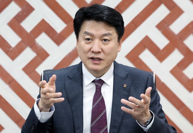 대한한의사협회는 내년도 의과대학 정원 증원 '0명' 확정 발표에 따라 의사 인력 절벽 문제가 현실화됐다며, 이를 해결하기 위해 한의사를 지역과 1차 의료에 투입해야 한다고 정부와 대통령 후보자들에게 촉구했다. 사진은 윤성찬 대한한의사협회장. /사진=뉴스1