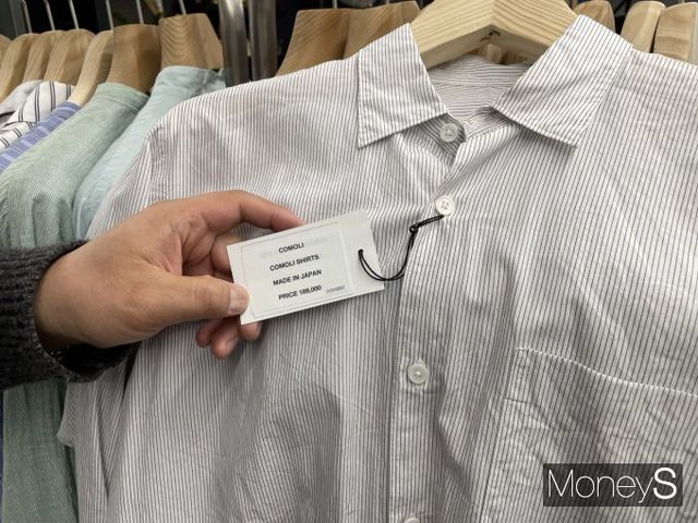 지난 15일 서울 서대문구 연남동 세컨핸드샵 단스토어를 찾았다. 사진은 조두희 단스토어 대표가 매장에서 판매 중인 일본 브랜드 코모리 셔츠 가격을 설명하는 모습. /사진=이소연 기자