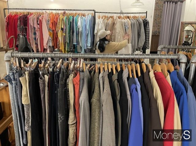 국내외 중고 의류 시장은 빠르게 성장하고 있다. 사진은 서울 마포구 망원동의 한 빈티지샵에서 손님이 옷을 고르는 모습. /사진=이소연 기자