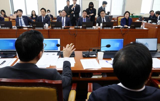 오요안나 MBC 기상캐스터에 대한 현안질의에서 나선 여야가 서로의 진영을 향한 공격에 지붖ㅇ했다사진은 18일 서울 여의도 국회에서 오요안나 MBC 기상캐스터 사망 사건 관련 현안질의 등을 위해 열린 과학기술정보방송통신위원회 전체회의에서 더불어민주당과 국민의힘 의원들 간에 설전을 벌이는 모습. /사진=뉴시스