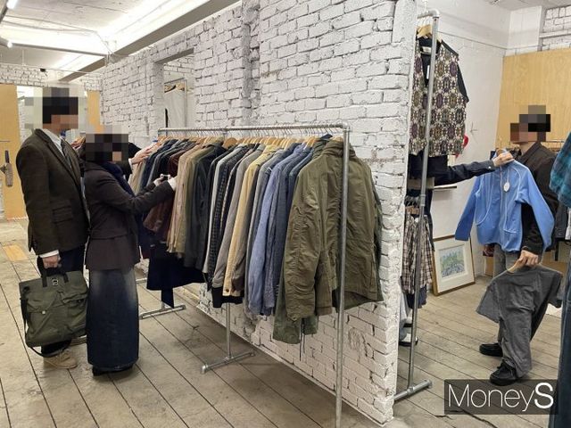 MZ세대 사이에서 중고의류 쇼핑이 하나의 문화로 자리 잡았다. 사진은 서울 마포구 망원동의 한 빈티지샵에서 손님들이 옷을 고르는 모습 /사진=이소연 기자