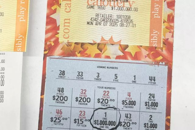 복권 100만달러(약 14억2300만원)에 당첨된 노숙인에 대해 주변에서 축하와 칭찬을 건넸다. 사진은 노숙인이 당첨된 스크래치 복권의 모습. /사진=LA타임스 홈페이지 캡처(센트럴 코스트 지역 샌 루이스 오비스포매장 매니저인 윌슨 사만 제공)