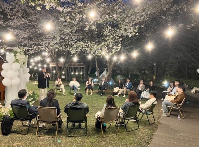 서울 서대문구가 미혼남녀 만남 행사를 진행했다. 사진은 서대문가가 진행한 '썸대문 with 벚꽃' 행사 모습. /사진=뉴스1(서대문구 제공)