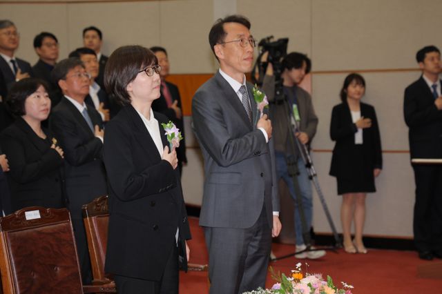 문형배 헌법재판소장 권한대행과 이미선 헌법재판관이 6년 동안의 임기를 마쳤다. 사진은 18일 서울 종로구 헌법재판소에서 열린 퇴임식에 참석한 문형배 헌법재판소장 권한대행(오른쪽)과 이미선 헌법재판관의 모습. /사진=뉴스1