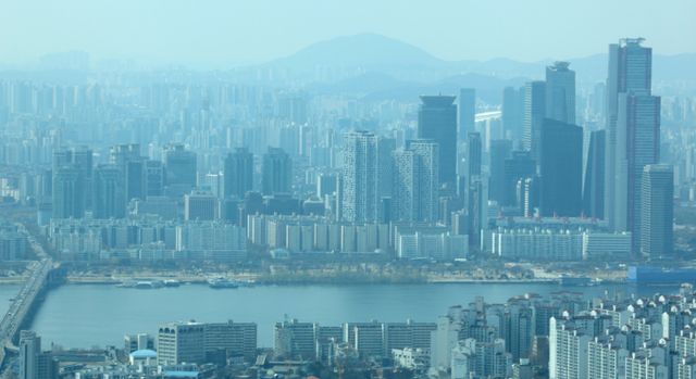 문재인 정부가 KB국민은행이 발표하는 주택가격 동향조사와의 통합 검토를 지시한 것으로도 확인됐다. 사진은 지난 3일 서울 여의도 일대. /사진=뉴시스