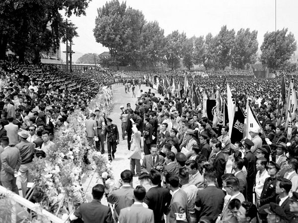 사진은 1960년 서울운동장에서 열린 4.19 순국 학생 합동 위령제 전경. /사진=행정안전부 국가기록원 캡처