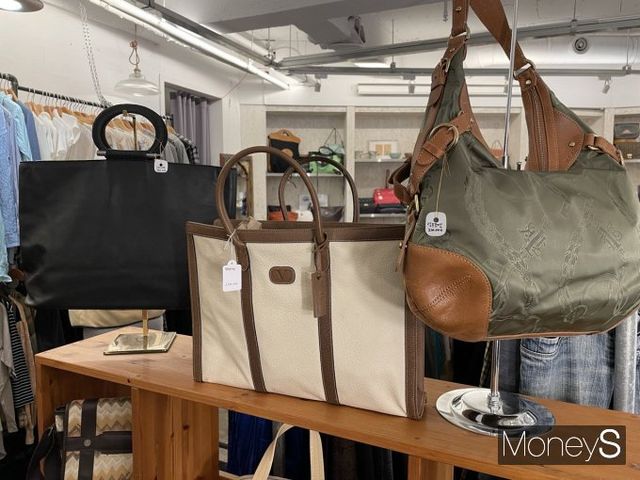 서울 마포구 망원동 일대가 빈티지샵 투어 명소로 떠오르고 있다. 사진은 망원동 빈티지샵 ‘빈티지킴킴’에서 판매 중인 명품 브랜드 가방의 모습. /사진=이소연 기자
