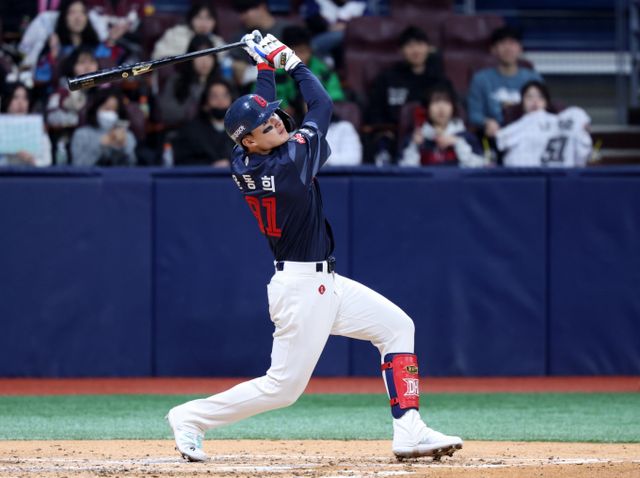 롯데 자이언츠 윤동희가 퓨처스리그를 폭격하고 1군에 복귀했다. 사진은 2025시즌 롯데 자이언츠에서 활약한 윤동희의 모습. /사진=뉴시스