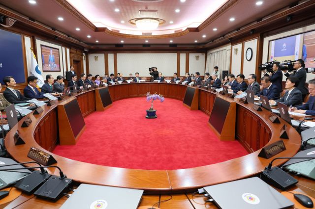 정부가 인공지능(AI) 생태계 경쟁력 강화를 위해 총 1조8000억원 규모의 추가경정예산안을 마련했다. 사진은 한덕수 대통령 권한대행 국무총리가 18일 서울 종로구 정부서울청사에서 2025년 제1회 추가경정예산안을 심의하기 위해 열린 임시 국무회의에서 발언을 하는 모습, /사진=뉴스1(총리실 제공)