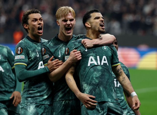 토트넘 홋스퍼가 아인트라흐트 프랑크푸르트를 꺾고 유럽축구연맹 유로파리그 4강에 진출했다. 사진은 18일(한국시각) 독일 프랑크푸르트 도이체방크 파크에서 열린 2024-25시즌 유럽축구연맹(UEFA) 유로파리그(UEL) 8강 2차전 아인트라흐트 프랑크푸르트와 토트넘 홋스퍼의 경기에서 결승골을 터트린 도미닉 솔란케(오른쪽)와 이를 축하하는 브레넌 존슨(왼쪽) 루카스 베리발의 모습. /사진=로이터