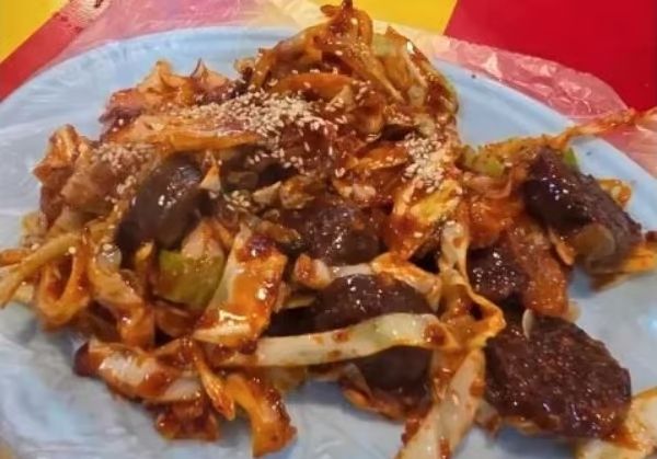 사진은 제주 전농로에서 열린 벚꽃축제를 찾은 한 누리꾼이 고발한 노점에서 주문한 2만5000원짜리 순대볶음의 모습. /사진=스레드 캡처