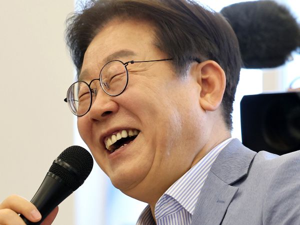 이재명 선대위가 이른바 '도봉역 벤츠 난동 사건'에 이재명 후보 아들이 연루됐다는 소문과 관련해 "불법적인 음해"라며 분노했다. 사진은 이재명 더불어민주당 대선 경선 후보가 지난 18일 오전 대구 북구 협동조합 소이랩에서 열린 K-콘텐츠 기업 간담회에 참석해 발언 도중 환하게 웃고 있는 모습. /사진=뉴스1