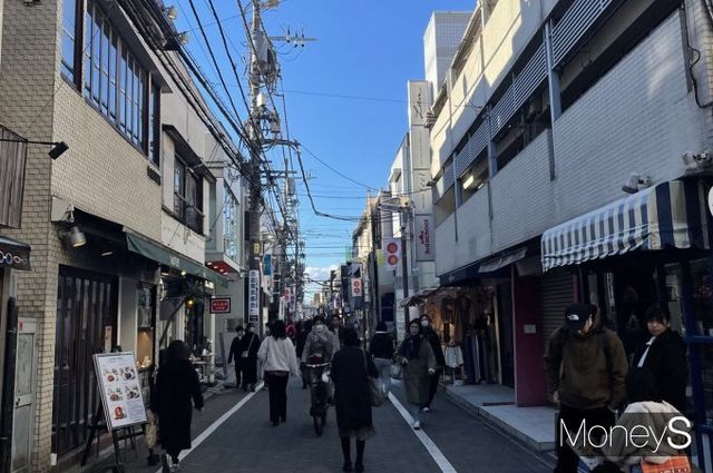 일본은 물가가 높고 브랜드 중심 소비 성향이 강해 중고 의류 시장이 잘 발달돼 있다. 사진은 2024년 1월1일 빈티지샵 성지로 유명한 도쿄 무사시노시 기치조지 거리 모습. /사진=이소연 기자