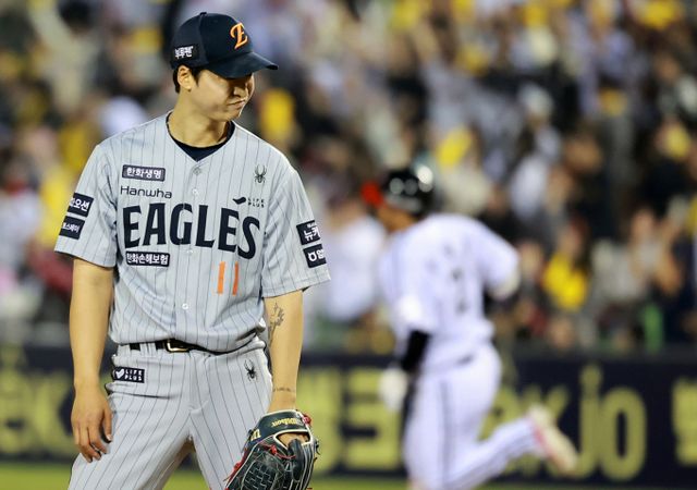 4연승을 달린 한화 이글스가 엄상백을 필두로 5연승에 도전한다. 사진은 2025시즌 한화 이글스에서 활약 중인 엄상백의 모습. /사진=뉴스1