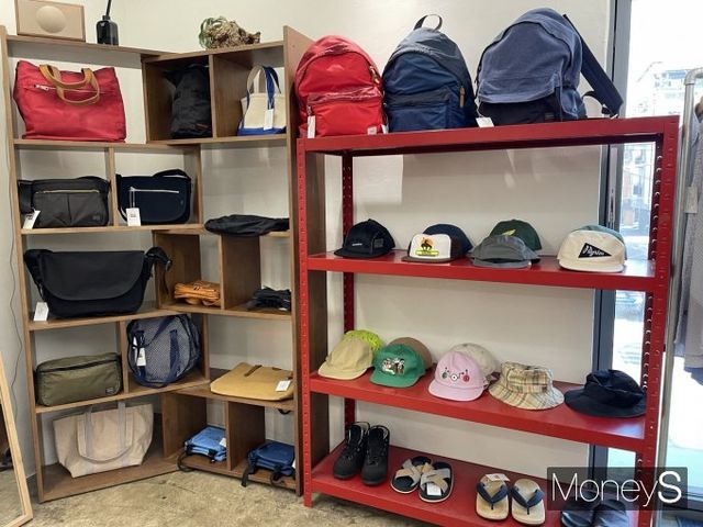 서울 마포구 연남동 세컨핸드샵 섬스토어는 포터, 노스페이스 퍼플라벨, 빔스 등의 일본 브랜드를 취급한다. 사진은 섬스토어에 진열된 가방의 모습. /사진=이소연 기자