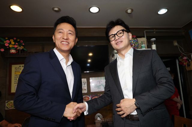 한동훈 국민의힘 대선 후보와 오세훈 서울시장이 18일 차담 회동을 했다. 사진은 한 후보(오른쪽)와 오 시장이 지난해 7월5일 서울 용산구 동자동 쪽방촌 동행식당에서 만나 인사한 모습. /사진=뉴시스(공동취재) 