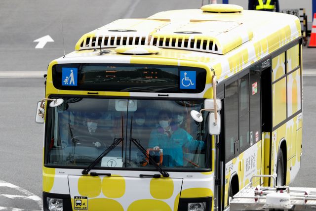 승객이 낸 요금에서 1000엔(약 9992원)을 착복한 29년 차 일본 버스기사가 법원으로부터 퇴직금을 받지 못한다는 판결을 받았다. 사진은 2020년 2월19일 일본 도쿄 요코하마 다이코쿠 부두 크루즈 터미널에서 버스가 운행 중인 모습. 해당 기사와 상관없음. /사진=로이터
