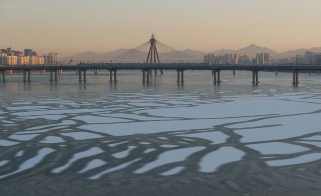 서울 잠실대교 아래 폭발물 의심 신고가 접수돼 경찰과 소방 당국이 출동했다. 사진은 2022년 1월3일 서울 잠실대교와 철교 사이 모습. /사진=뉴시스