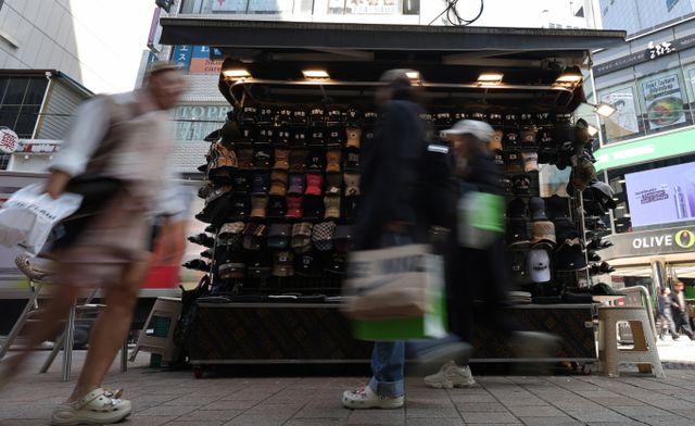 한국은행이 내수 회복 지연과 미국의 상호 관세 부과 등의 여파로 경기 하방 압력이 증가하고 있다고 분석한 가운데 내수 기반 수익 모델을 바탕으로 성장해온 네이버와 카카오 등 국내 대표 플랫폼 기업에도 우려가 번진다. 사진은 지난 11일 서울 중구 명동거리를 찾은 관광객들이 상점 앞을 지나고 있다. /사진=뉴스1