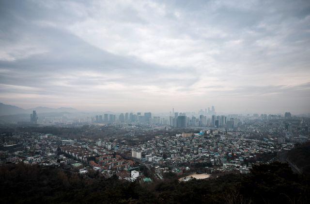 오는 20일 전국이 대체로 흐린 날씨를 보일 것으로 관측된다. 사진은 지난달 2일 서울 남산에서 바라본 도심의 모습. /사진=뉴시스