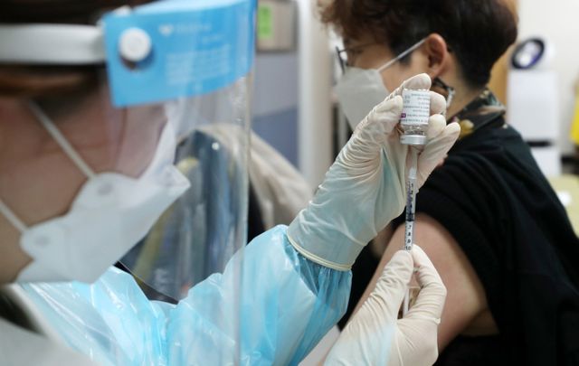 사진은 아스트라제네카 백신 접종이 재개된 12일 서울 중랑구보건소에서 한 대상자가 백신을 맞고 있다./사진=머니투데이