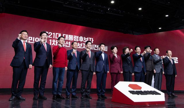  18일 오후 서울 강서구 ASSA아트홀에서 열린 '제21대 대통령후보자 국민의힘 1차 경선 후보자 비전대회' 에 참석한 후보들이 당지도부와 기념 촬영을 하고 있다. (왼쪽부터) 이양수 사무총장, 권성동 원내대표, 유정복, 홍준표, 김문수, 안철수, 양향자, 나경원, 이철우, 한동훈 후보, 권영세 비대위원장, 황우여 선거관리위원장. /사진-뉴시스